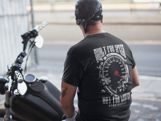 T-shirt premium HigherBlanks « Conçu pour la vitesse » - Imprimé au dos