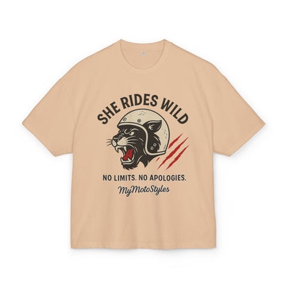 She Rides Wild - Oversized Bikergirl T-Shirt | Damen Heavy Cotton Graphic Shirt |  Design von MyMotoStyles