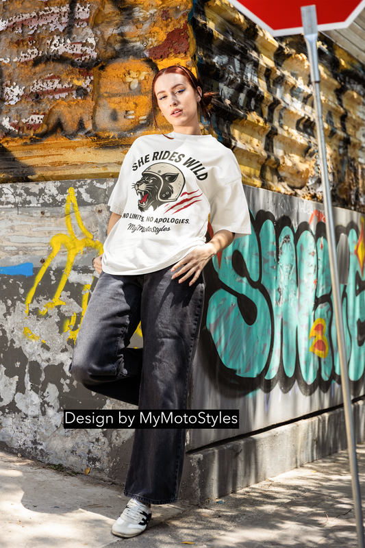She Rides Wild - Oversized Bikergirl T-Shirt | Damen Heavy Cotton Graphic Shirt |  Design von MyMotoStyles
